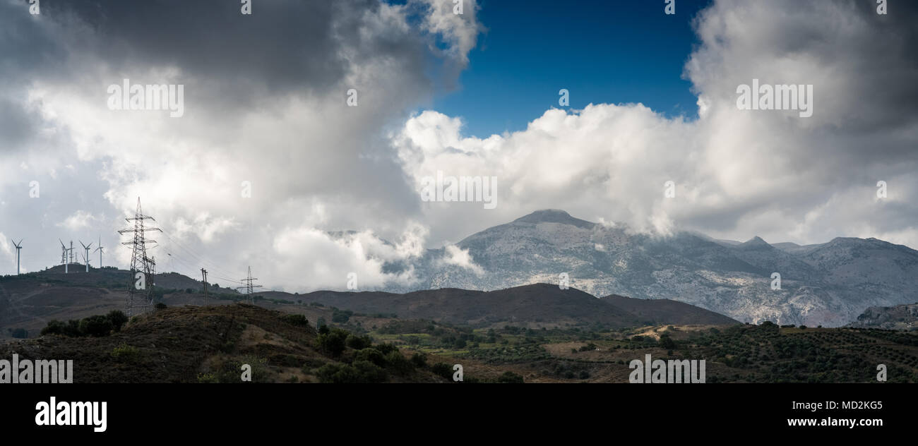 Malerischer Blick auf Strommasten auf Bergwelt gegen bewölkter Himmel, Kreta, Griechenland Stockfoto