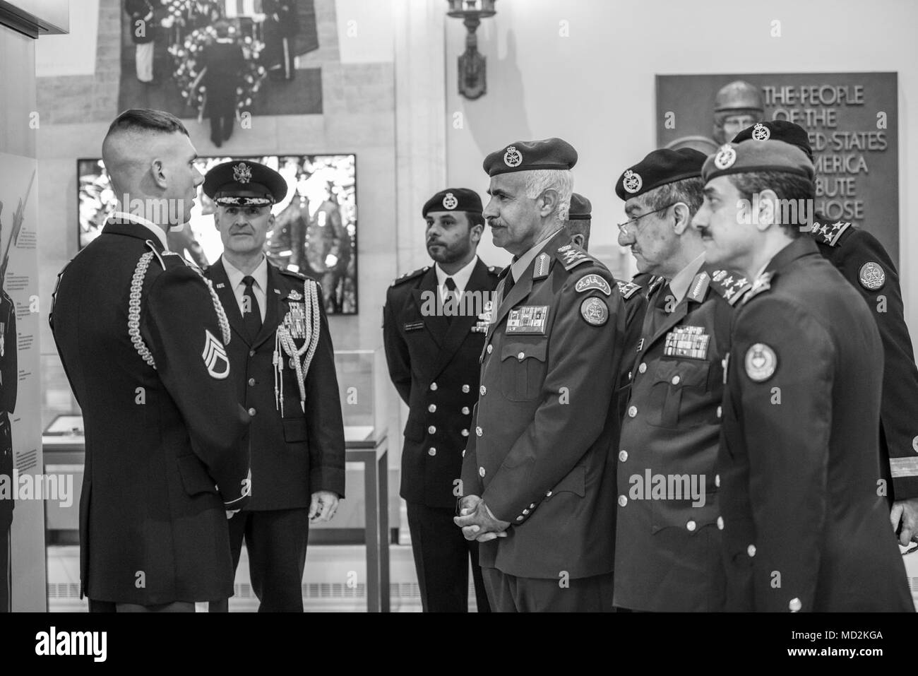 Generalleutnant Mohammad Khaled Al-Khodr (Mitte), Leiter des Generalstabs, Kuwait Streitkräfte; und die Mitglieder der Kuwaitische Ministerium der Verteidigung hören zu einer 3d-US-Infanterie Regiment (Alte Garde) Sentinel über sein Grab bewachen, Memorial Amphitheater Anzeige Zimmer, Arlington National Cemetery, Arlington, Virginia, 28. März 2018 sprechen. Al-Khodr nahmen an einem bewaffneten Kräfte die volle ehrt Wreath-Laying am Grab des Unbekannten Soldaten und traf mit ANC Senior Leadership als Teil seines Besuchs in Arlington National Cemetery. Stockfoto