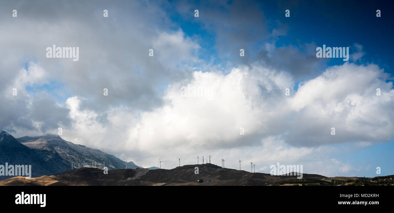Malerische Aussicht von Windenergieanlagen auf Bergwelt gegen bewölkter Himmel, Kreta, Griechenland Stockfoto