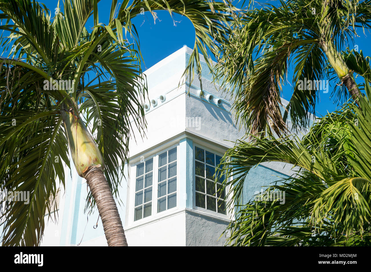 Typischen bunten Art Deco Architektur mit Palmen in South Beach, Miami, Florida Stockfoto
