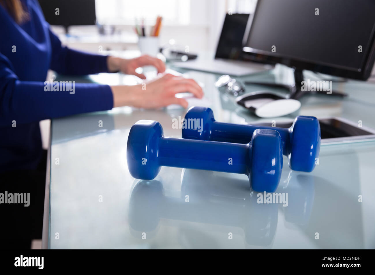 Nahaufnahme der beiden blauen Hantel Vor Unternehmer Arbeiten im Büro Stockfoto