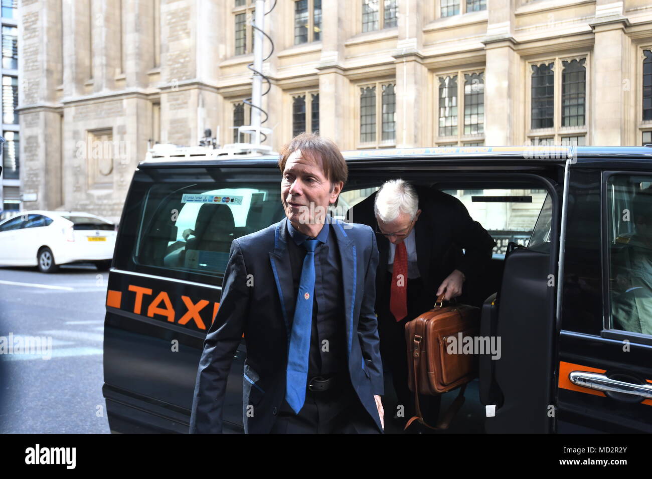 Sir Cliff Richard kommt an der Rollen Gebäude in London für die weitere rechtliche Schritte gegen die BBC über eine Razzia der Polizei in seiner Wohnung in der Berkshire im August 2014. Stockfoto