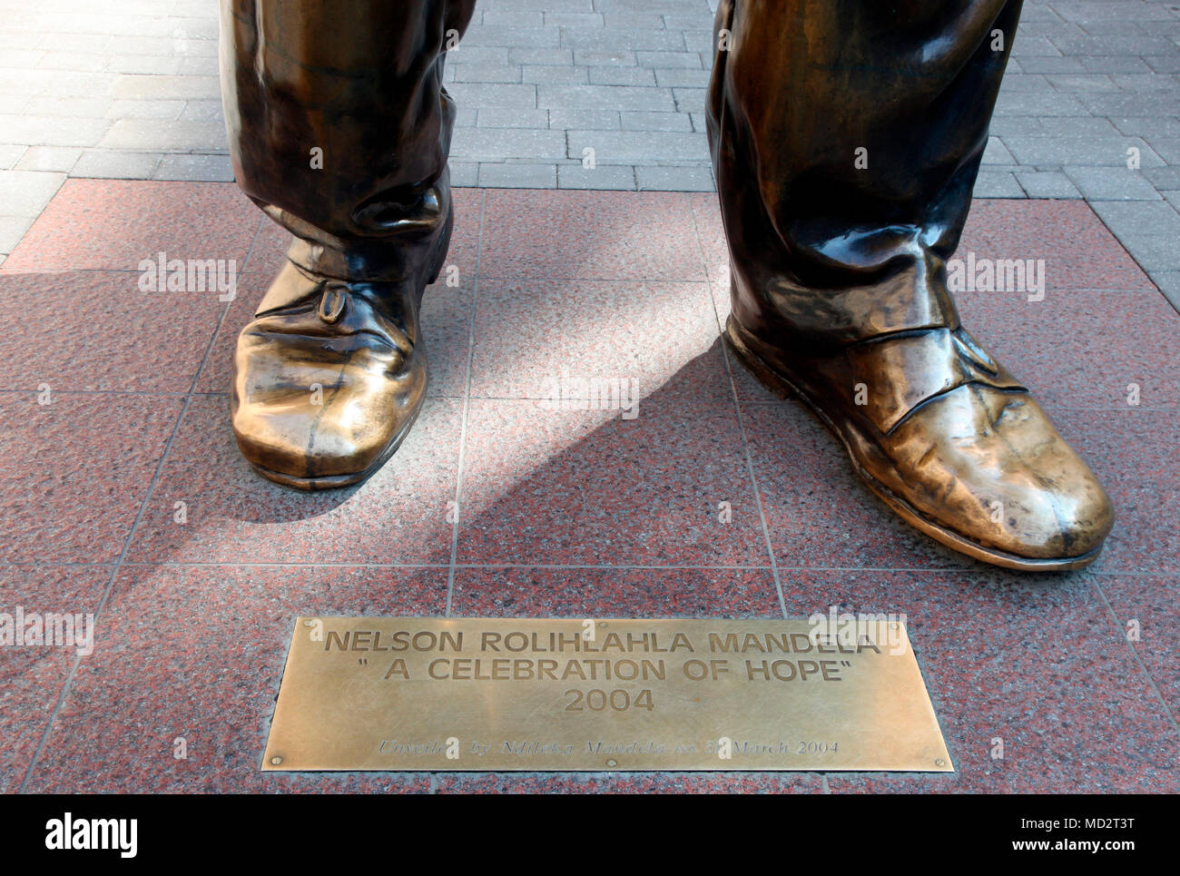 Bronzestatue von Nelson Mandela von Kobus Hattingh und Jakob Jouca Maponya, Füße, Nelson Mandela Squarem Johannesburg Stockfoto