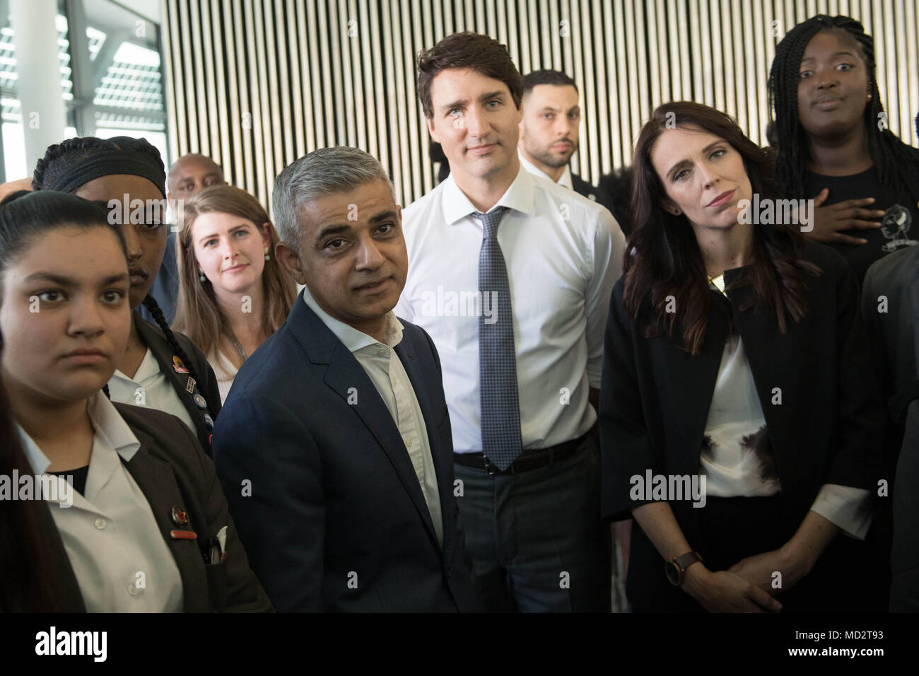 Der Bürgermeister von London Sadiq Khan entspricht den kanadischen Premierminister Justin Trudeau und der Neuseeländischen Premierminister Jacinda Ardern im Rathaus in London, während die beiden PMs in London für den Commonwealth Regierungschefs treffen. Stockfoto