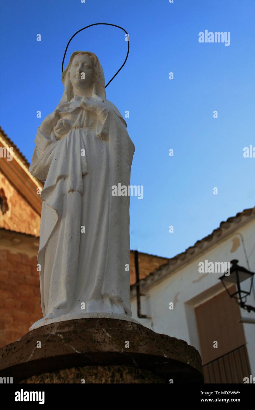 Jungfrau Maria Statue unter blauem Himmel in Albore Dorf, Castilla la Mancha, Spanien Stockfoto