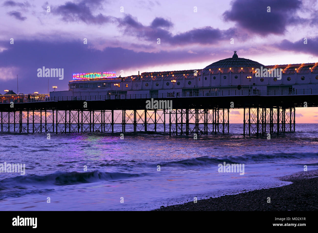 Brighton Palace Pier in der Dämmerung, East Sussex, Großbritannien Stockfoto
