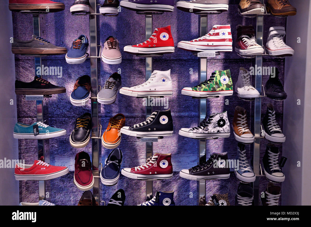Converse Trainer und Vans Schuhe im Shop anzeigen Stockfoto