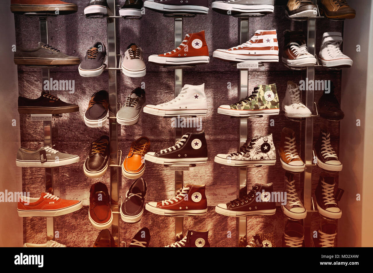 Converse Trainer und Vans Schuhe auf der Anzeige Stockfoto