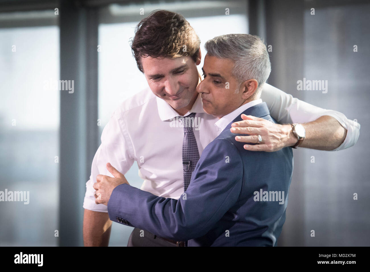 Der Bürgermeister von London Sadiq Khan der kanadische Premierminister, Justin Trudeau erfüllt, im Rathaus in London, während der Tagung der Regierungschefs des Commonwealth. Stockfoto