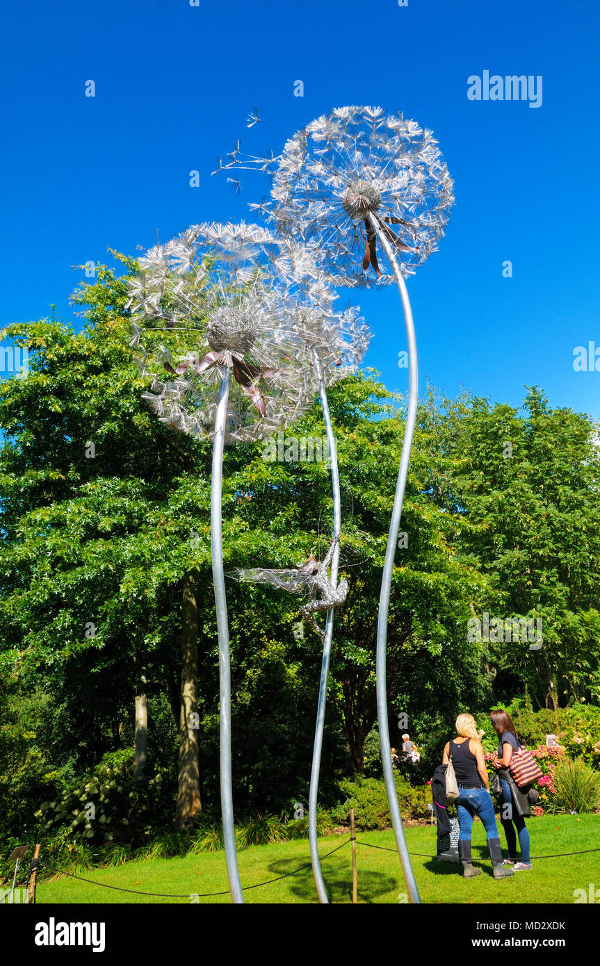 Löwenzahn Skulptur des Künstlers Robin Wight, RHS Wisley Gardens, Woking, Surrey, England, Großbritannien Stockfoto