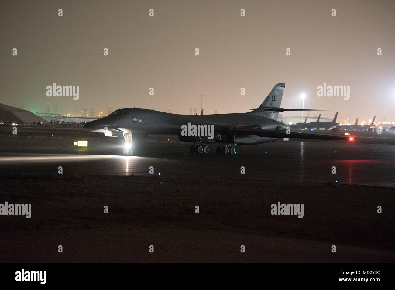 Ein 34Th Expeditionary Bomb Squadron B-1B Lancer an die 379 Air Expeditionary Wing bereitgestellt bereitet einen Streik Mission von Al Udeid Air Base, Katar, 13. April zur Unterstützung der Multinationalen Antwort auf die jüngsten Syriens Einsatz chemischer Waffen zu starten. Zwei B-1 Bs, bereitgestellt, um Al Udeid AB von Ellsworth AFB, S.D., 19 Gemeinsame Luft eingesetzt, um Oberfläche Distanzhülse Missile-Extended Bereich (Jassm-ER), und markiert die erste Bekämpfung der Beschäftigung von der Waffe. (U.S. Air Force Foto von Master Sgt. Phil Speck) Stockfoto