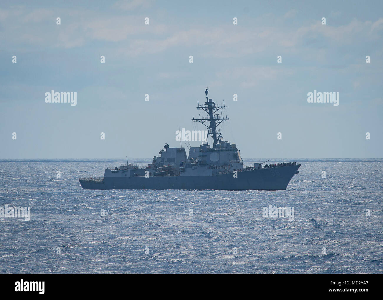 180413-N-UB 406-0028 ATLANTIK (13. April 2018) Matrosen an Bord der geführte Anti-raketen-Zerstörer USS Forrest Sherman (DDG98) stehen an Bord des Schiffes Vorschiff zu beobachten, ein live-fire Übung der geführte Anti-raketen-Zerstörer USS Farragut (DDG99). Forrest Sherman ist derzeit als Teil der Harry S. Truman Carrier Strike Group bereitgestellt. Mit USS Harry S. Truman (CVN 75) als Flaggschiff, bereitgestellt Streik Gruppe Einheiten gehören Personal, Schiffe und Flugzeuge von Carrier Strike Group acht (CSG 8), Zerstörer Geschwaders ZWEI ACHT (DESRON 28) und Carrier Air Wing (CVW-1); sowie Sachsen Stockfoto