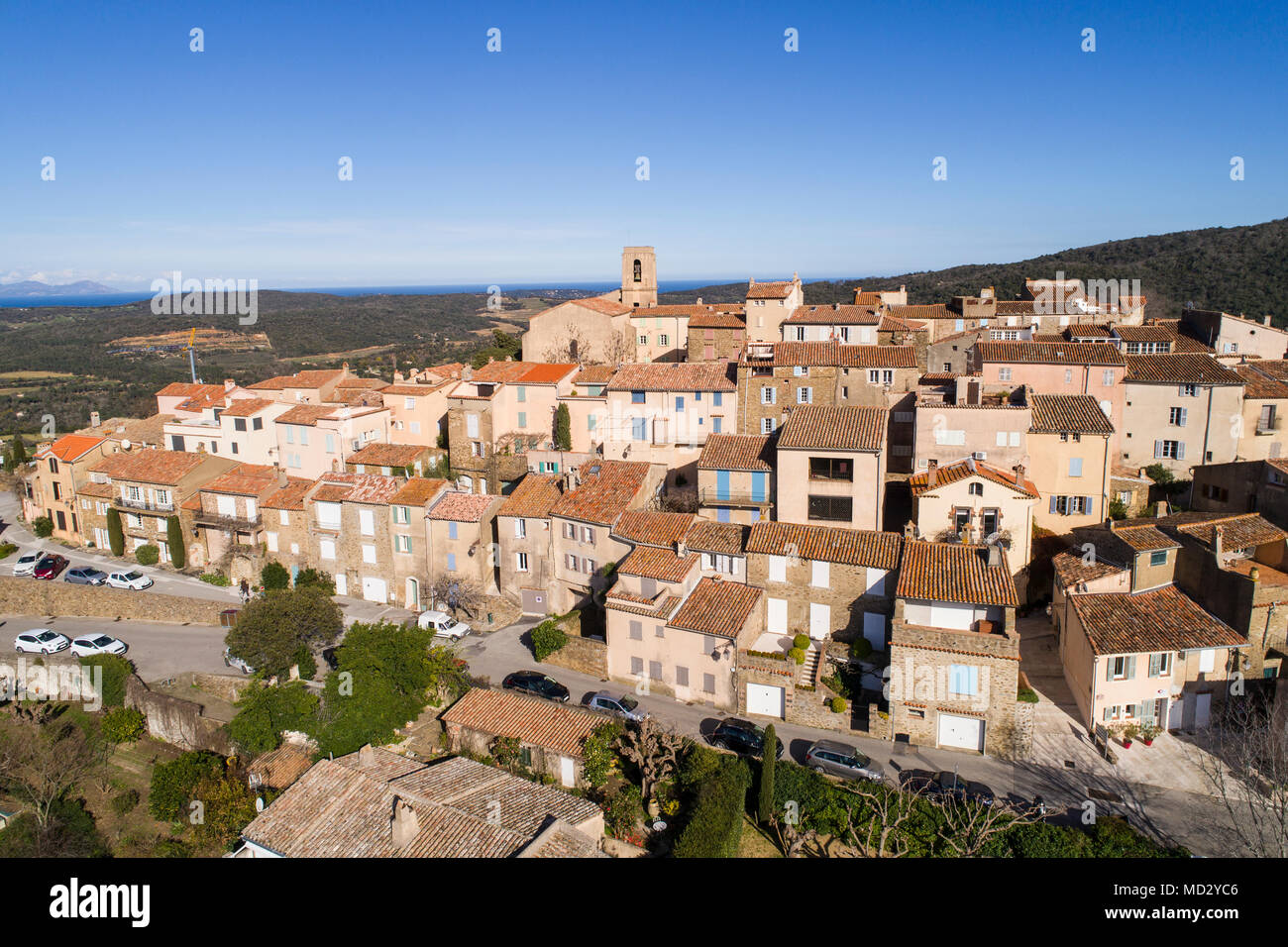 Frankreich, Provence-Alpes-Cote d'Azur, Var, Luftaufnahme von Gassin Village, beschriftet Les Plus beaux villages de France (Schönste Vill Stockfoto