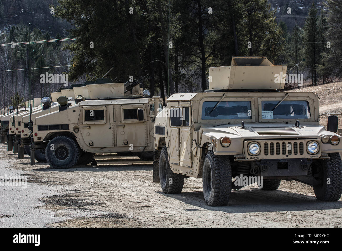 Humvees sind für einen Tag des montiert Qualifikation inszeniert im Betrieb Cold Steel II, 19. März 2018 in Fort McCoy, Wis Betrieb Cold Steel ist der US-Armee finden Crew - Serviert Waffen Qualifizierung und Validierung ausüben, um sicherzustellen, dass America's Army Reserve Einheiten und Soldaten ausgebildet sind und bereit, kurzfristig als Teil bereit, Kraft X zu implementieren und überall auf der Welt bekämpfen - bereit und tödlichen Feuerkraft zur Unterstützung der Armee und unsere gemeinsamen Partner bringen. (U.S. Armee finden Foto von SPC. Brianna Saville/416th Befehl Theater Techniker) Stockfoto