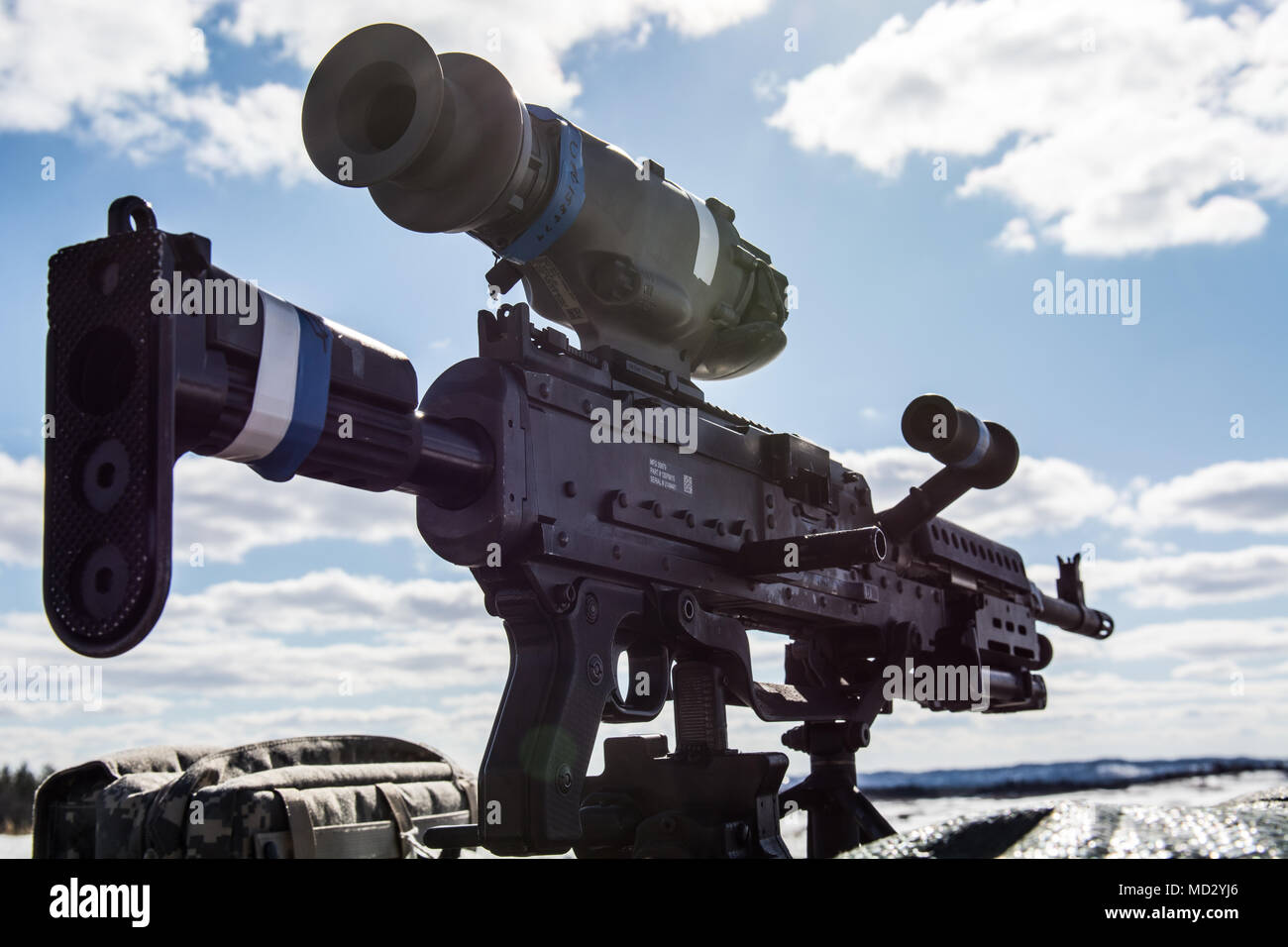 Ein M240B Maschinengewehr sitzt bereit für den Einsatz im Betrieb Cold Steel II, 7. März 2018 in Fort McCoy, Wis Betrieb Cold Steel ist der US-Armee finden Crew - Serviert Waffen Qualifizierung und Validierung ausüben, um sicherzustellen, dass America's Army Reserve Einheiten und Soldaten ausgebildet sind und bereit, kurzfristig als Teil bereit, Kraft X zu implementieren und überall in der Welt bekämpfen - bereit und tödlichen Feuerkraft zur Unterstützung der Armee und unsere gemeinsamen Partner bringen. (U.S. Armee finden Foto von SPC. Devona Felgar/301 Mobile Enhancement Brigade) Stockfoto