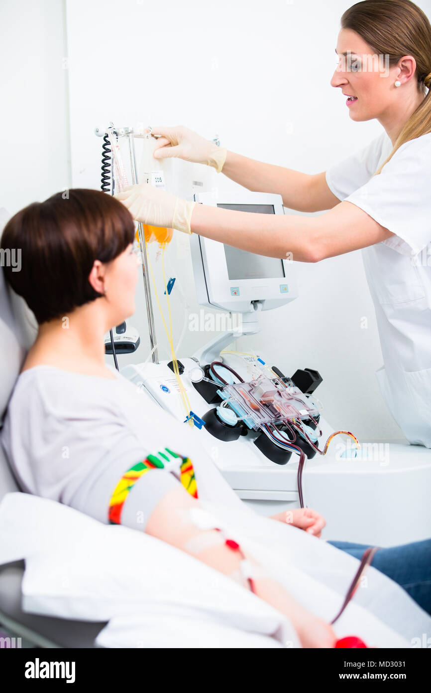 Arzt in intensive medizinische Betreuung Überprüfung von Ergebnissen der Patientin Stockfoto