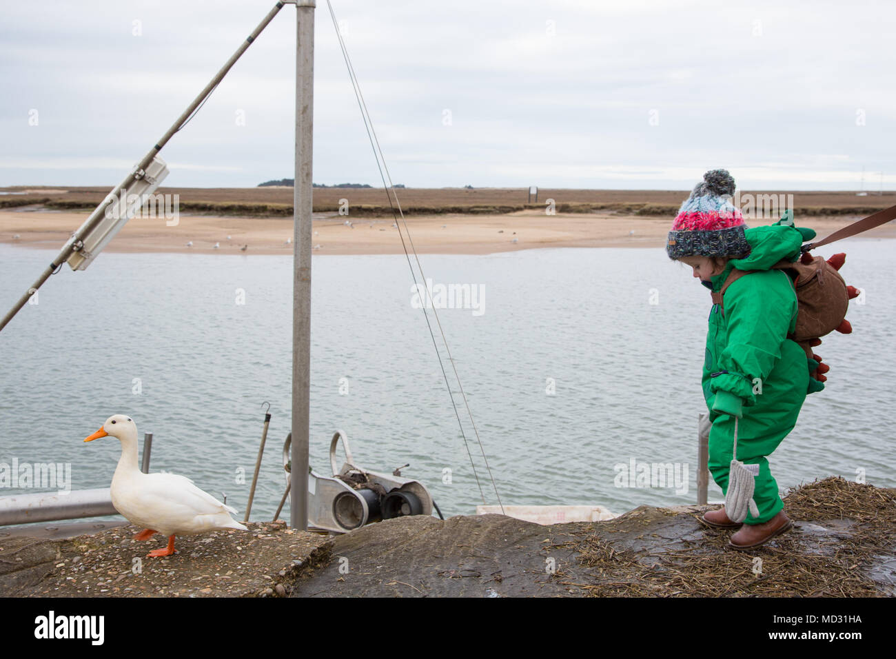 Ein Kleinkind, das in Devon, Großbritannien, an einem Fluss entlang läuft Stockfoto