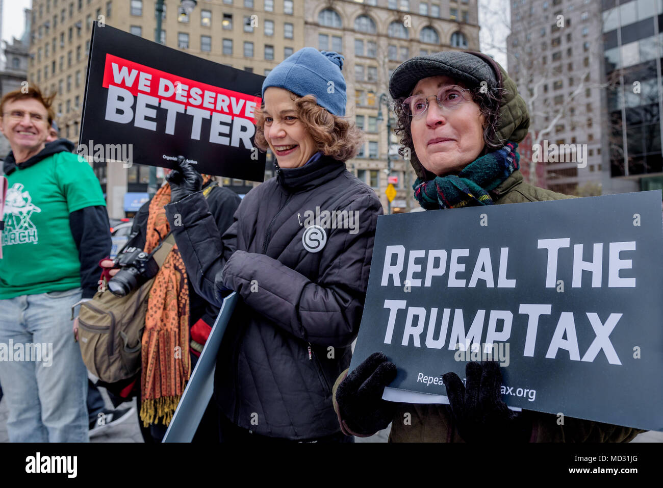 New York, Vereinigte Staaten. 17 Apr, 2018. Auf steuerliche Tag, April 17, 2018, ein Jahr nach dem ersten März, Gemeinschaften im ganzen Land sind handeln und sprechen sich gegen die Trumpf steuern. Grassroots Aktivisten, gewählten Beamten, und der Gemeinde zusammen, die an mehr als 100 Veranstaltungen von Küste zu Küste für eine Wirtschaft, die für alle Amerikaner zu kämpfen, nicht nur die reichen wenige. In New York City, Aktivisten hielt die Menschen in der Steuer Tag Aktion Festival am Foley Square. Credit: Erik McGregor/Pacific Press/Alamy leben Nachrichten Stockfoto