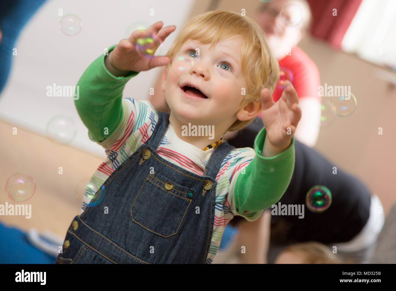 Kleinkind mit Bubbles spielen Stockfoto