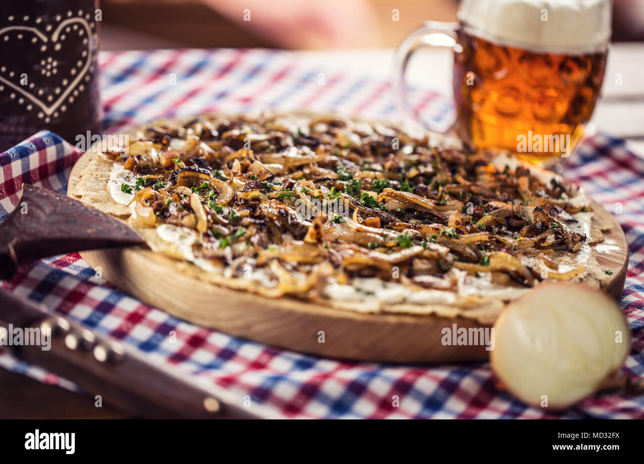 Traditionelle slowakische Kartoffelpuffer mit gebratenen Zwiebeln ...