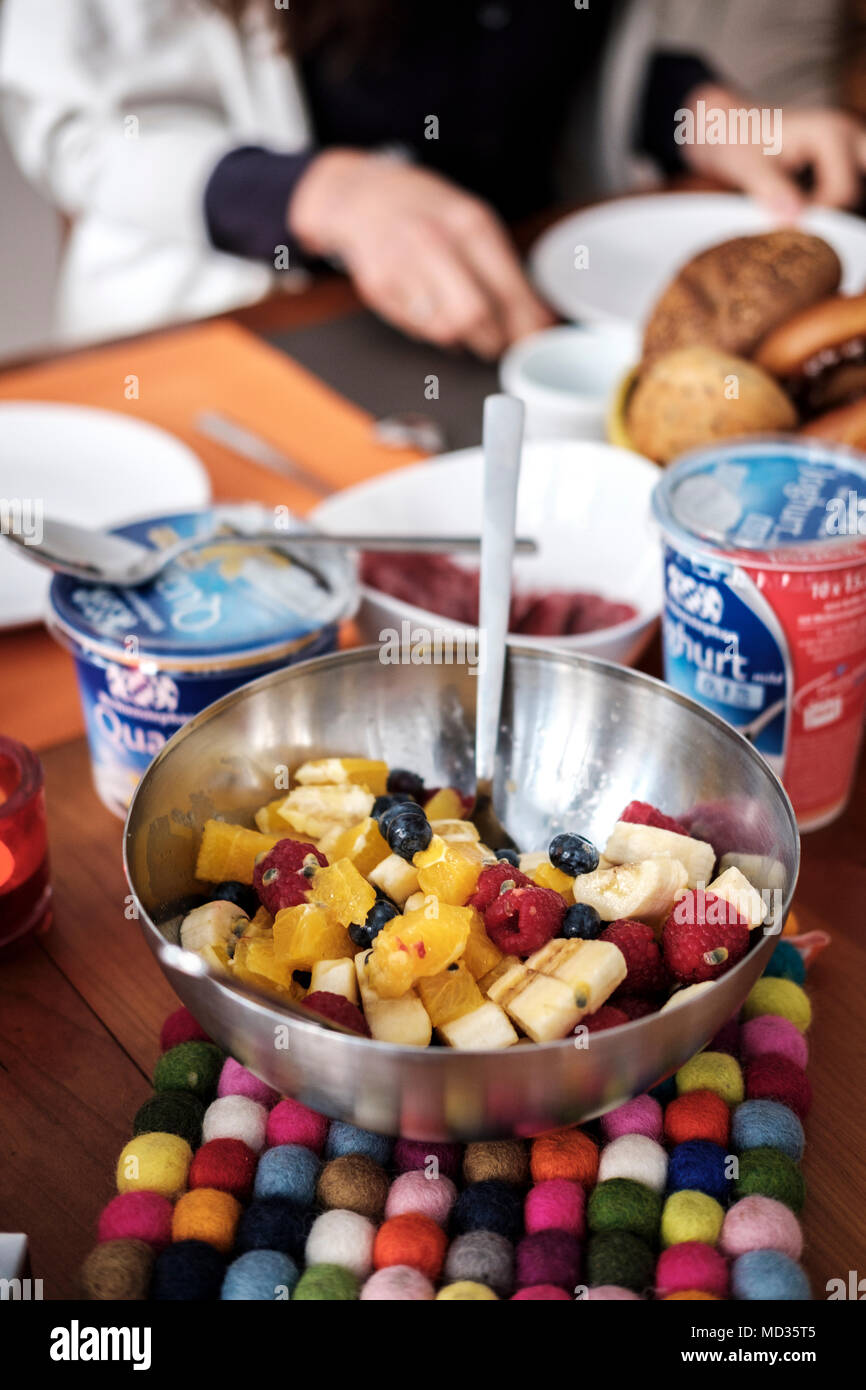 Gesundes Frühstück - Obstsalat und probiotischen Joghurt - selektive Fokus Stockfoto