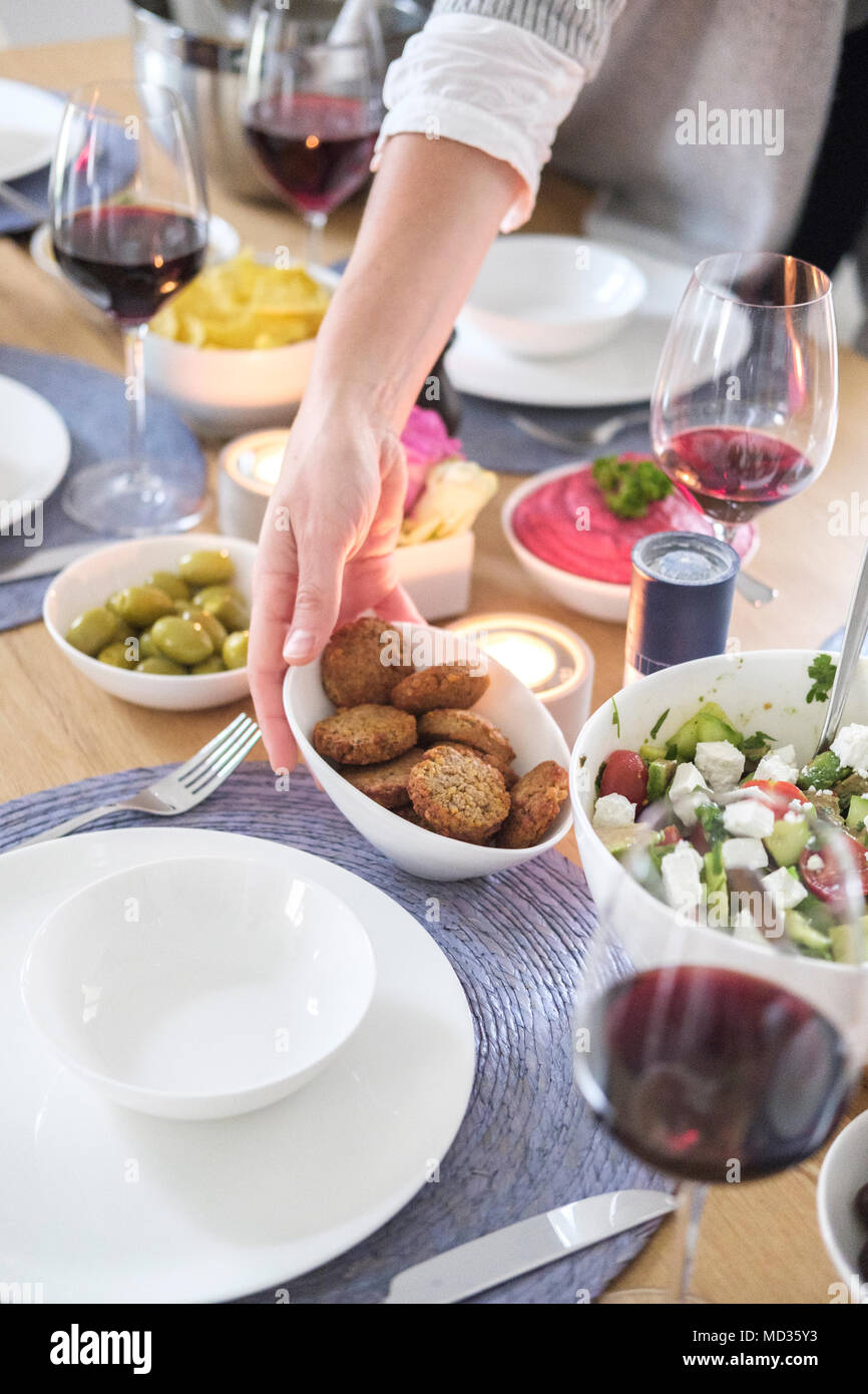 Vegetarisches Essen sellection - falafel, griechische Salz, grüne Oliven, rote Beete Humus, Stockfoto