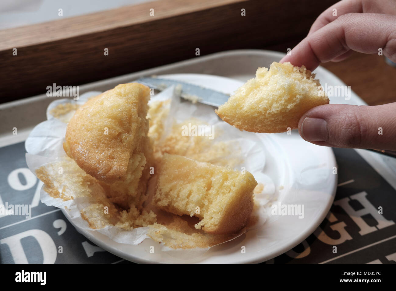 SAugar Consumption-Person Kuchen essen - Zitrone Muffin-selektiven Fokus Stockfoto
