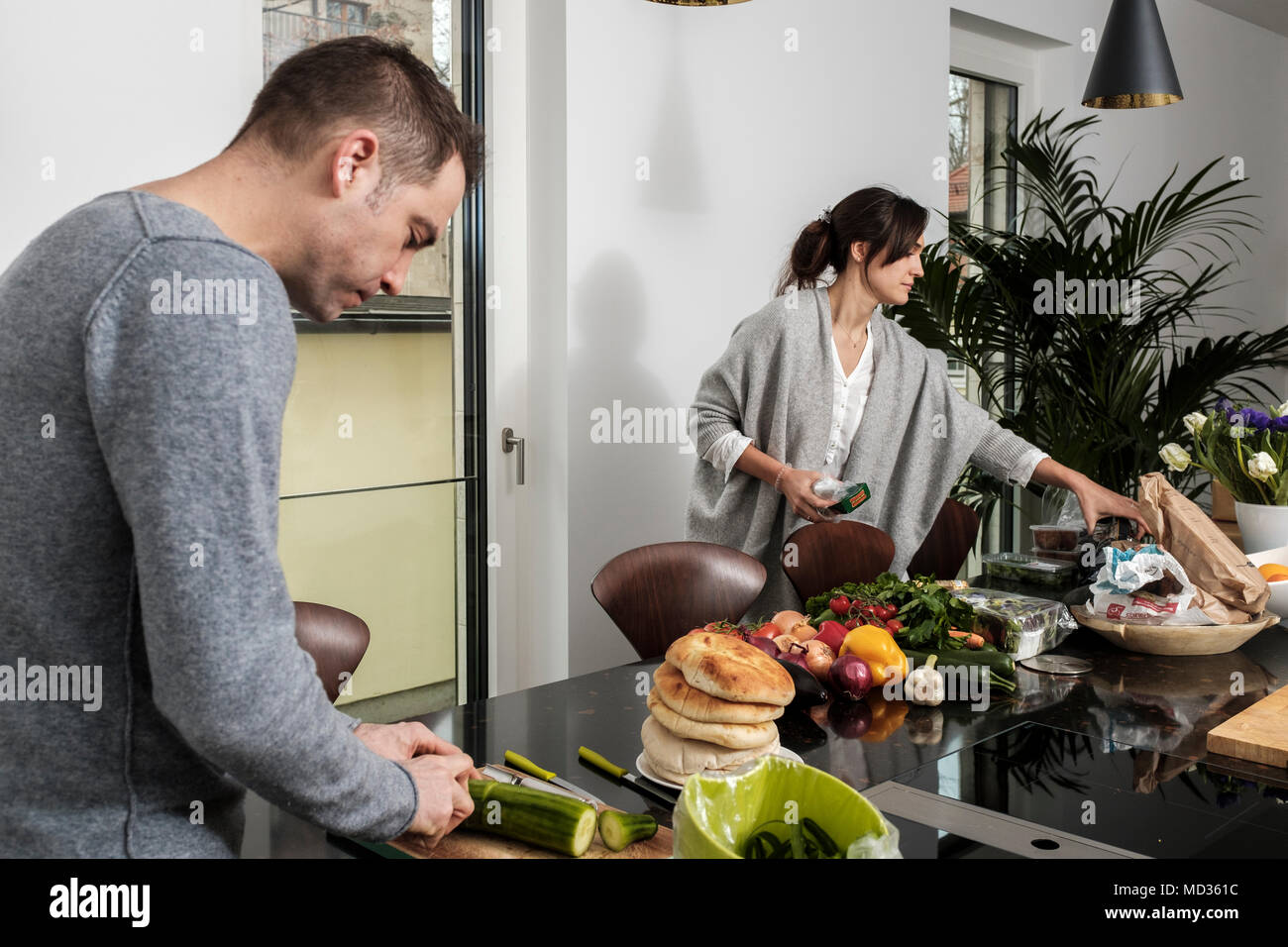 Paar vegetarische Mahlzeit zusammen vorbereiten Stockfoto