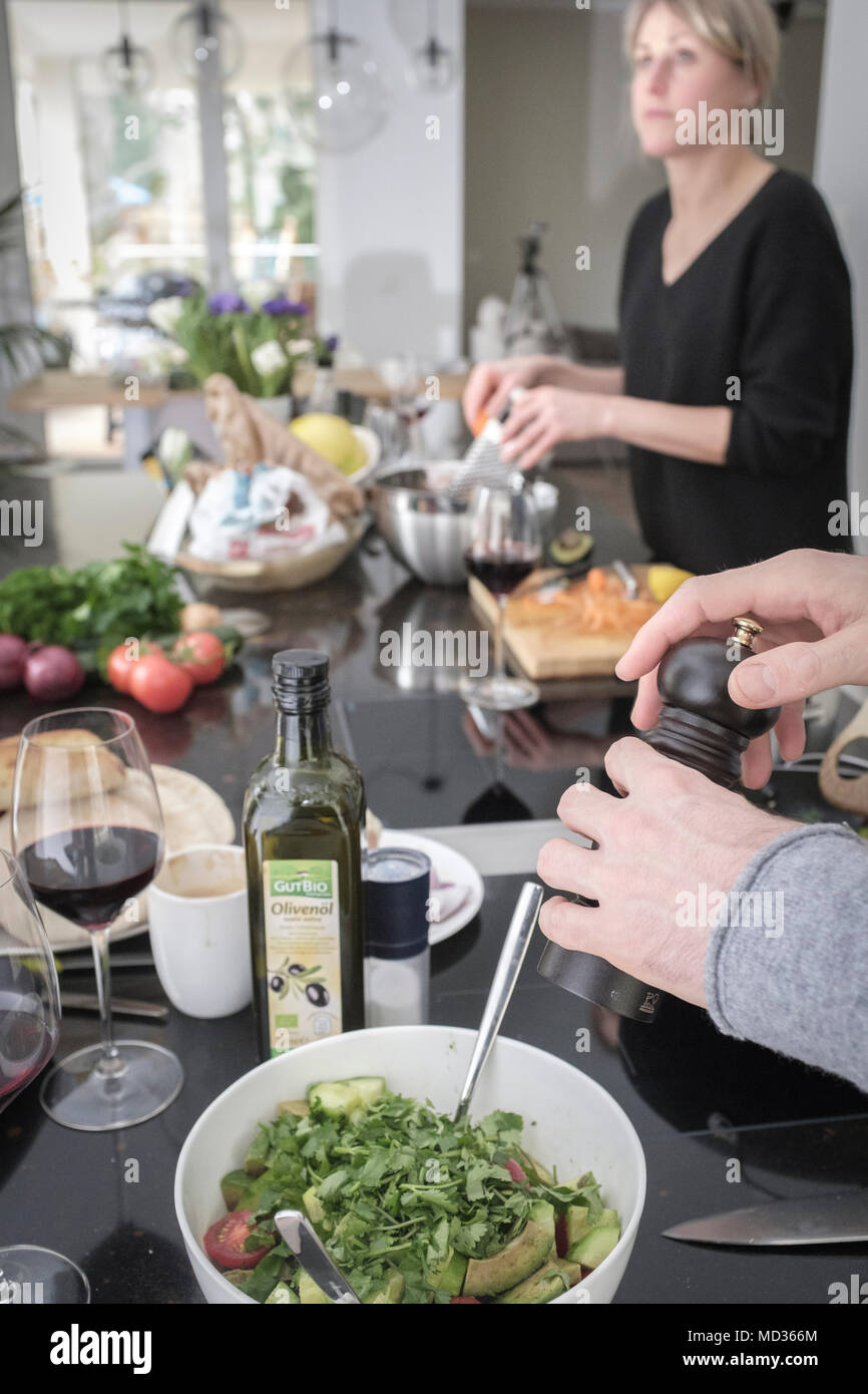 Freunde kochen vegetarische Mahlzeit zusammen - Gewürz grüner Salat Stockfoto