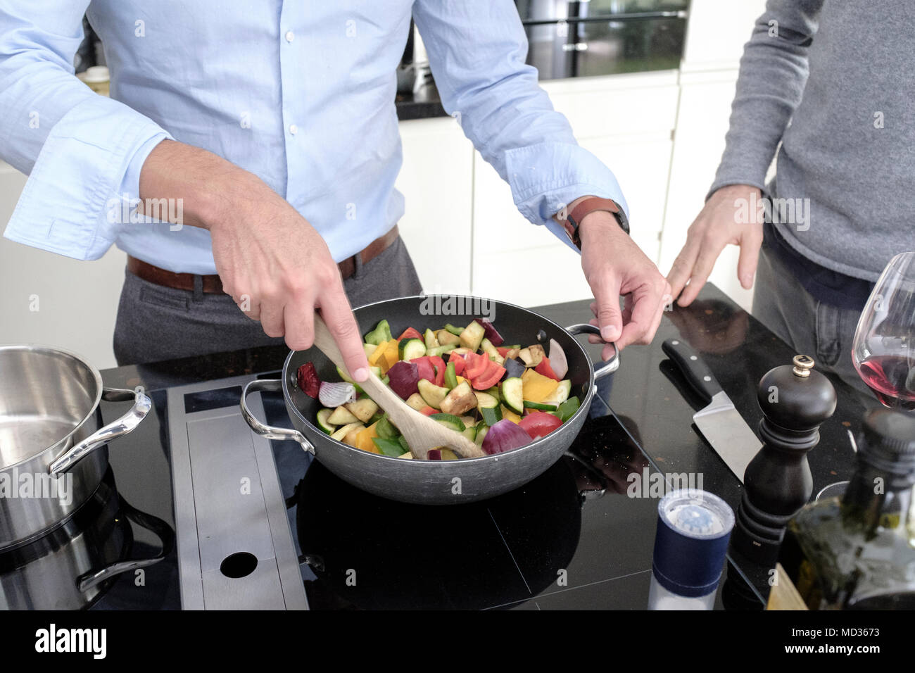 Freunde kochen vegetarische Mahlzeit zusammen - gemischtes Gemüse in der Stockfoto