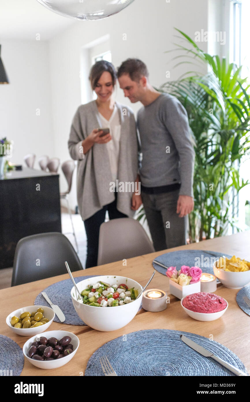 Paar ein Bild von Ihren vegetarische Mahlzeit auf social media-selektiven Fokus zu teilen Stockfoto