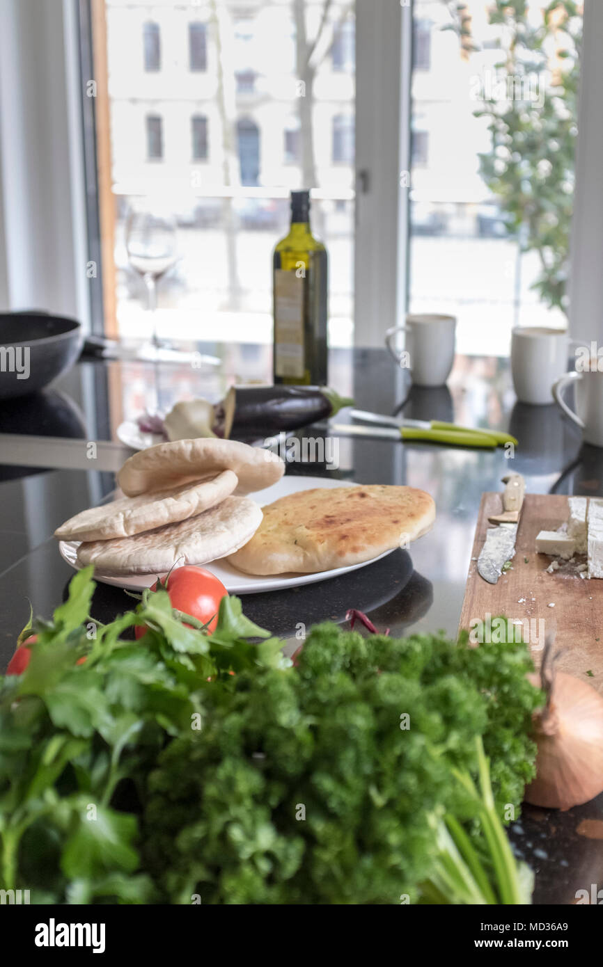 Gesundes Essen. Küche Table Top - vegetarisches Essen - Fladenbrot und vegatbles, selektiver Fokus Stockfoto