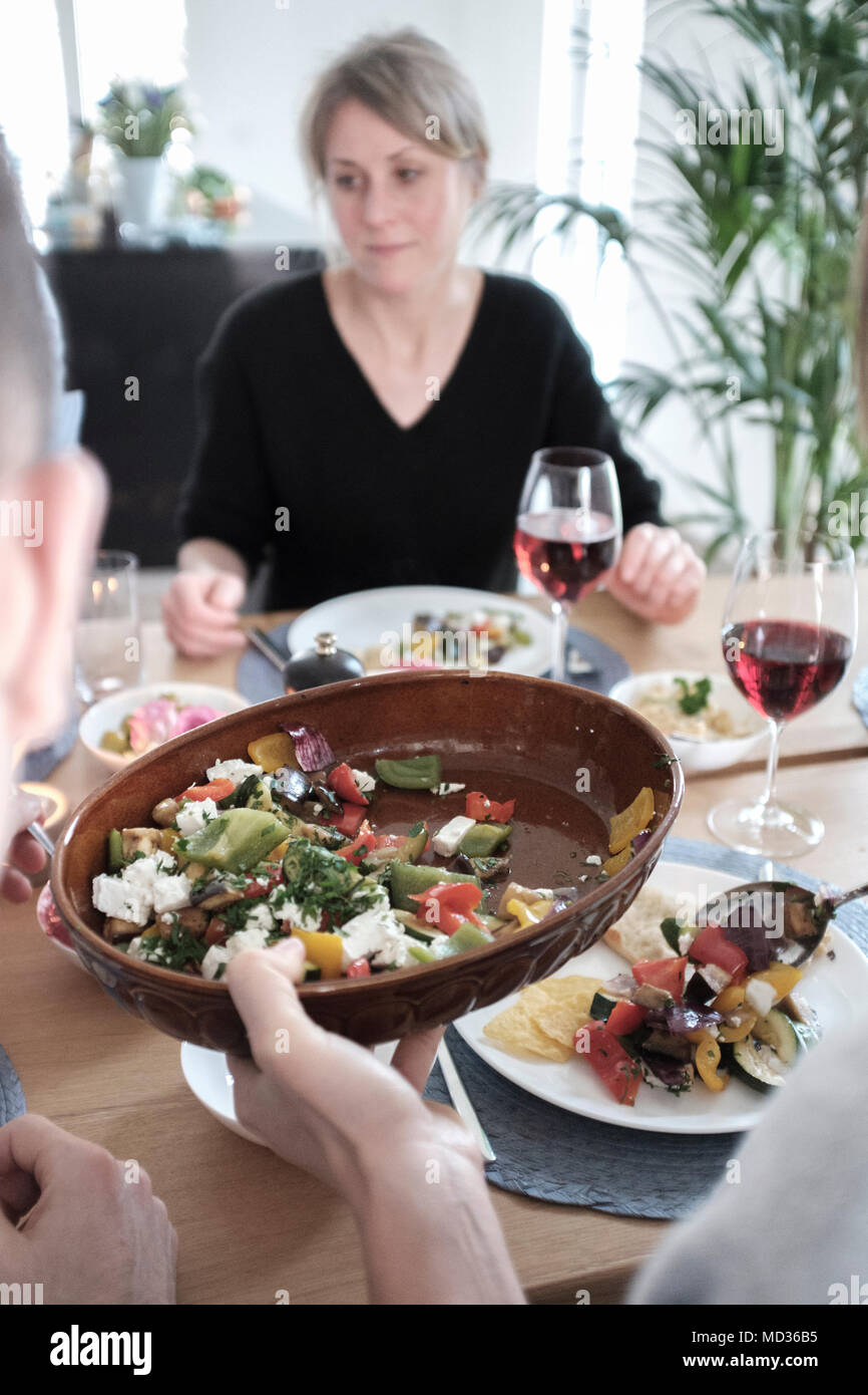 Vegetarisches Mittagessen - mit gebratenem Gemüse-selektiven Fokus Stockfoto