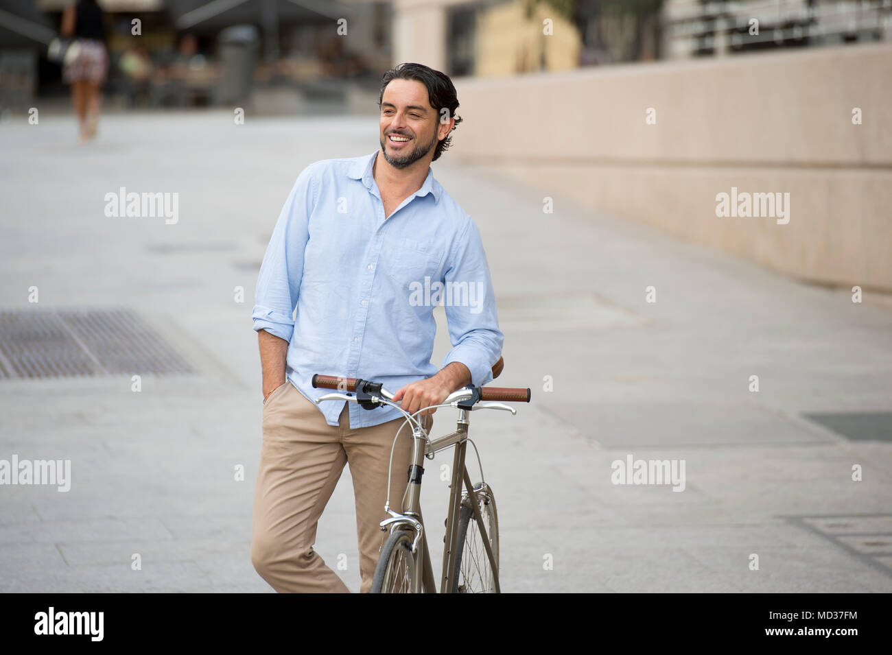 Junge glücklich attraktive latin Mann in casual trendy Kleidung lächelt fröhlich Reiten auf vintage Coole Retro Fahrrad in moderner, stilvoller Lifestyle urban Styl Stockfoto
