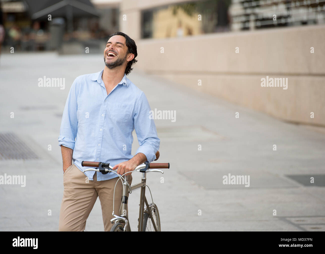 Junge glücklich attraktive latin Mann in casual trendy Kleidung lächelt fröhlich Reiten auf vintage Coole Retro Fahrrad in moderner, stilvoller Lifestyle urban Styl Stockfoto