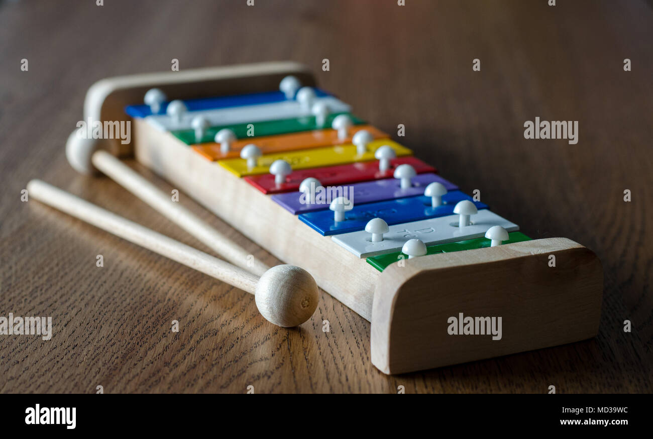 Regenbogenfarbige Xylophon auf hölzernen Hintergrund Blickwinkel betrachten. metallophone mit Weichzeichner Effekt Stockfoto