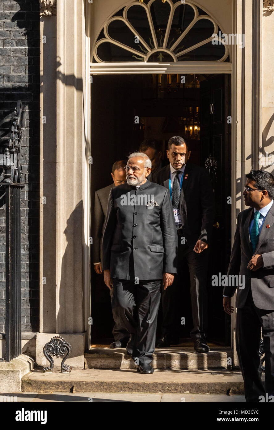 London, Großbritannien. 18 April 2018, Ministerpräsident Modi von Indien Blätter 10 Downing Street nach einem Treffen mit Theresa May, der britische Premierminister Credit: Ian Davidson/Alamy leben Nachrichten Stockfoto