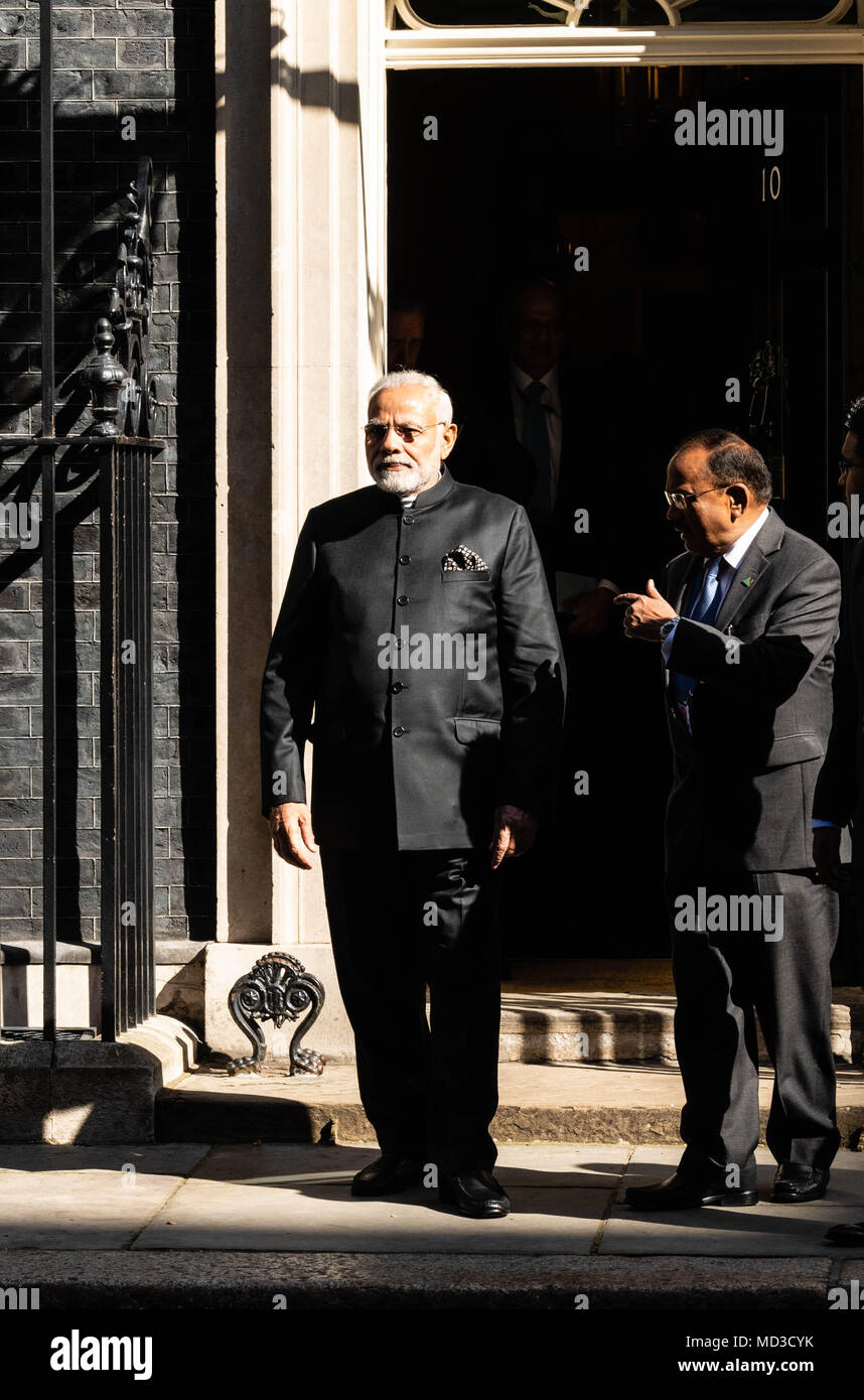 London, Großbritannien. 18 April 2018, Ministerpräsident Modi von Indien Blätter 10 Downing Street nach einem Treffen mit Theresa May, der britische Premierminister Credit: Ian Davidson/Alamy leben Nachrichten Stockfoto