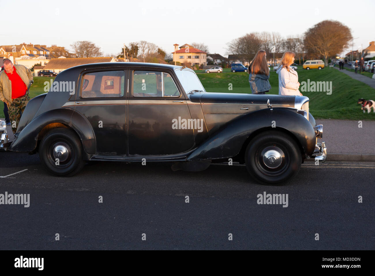 Minnis Bay, Birchington, Kent, Großbritannien. 17 Apr, 2018. Classic Car und Bike Rally in Minnis Bay, Birchington Kent am 17. April 2018. Hunderte von Menschen kamen die vielen klassischen Autos und Fahrräder, die auf der Parade in Minnis Bay zu sehen. Credit: ernie Jordanien/Alamy leben Nachrichten Stockfoto