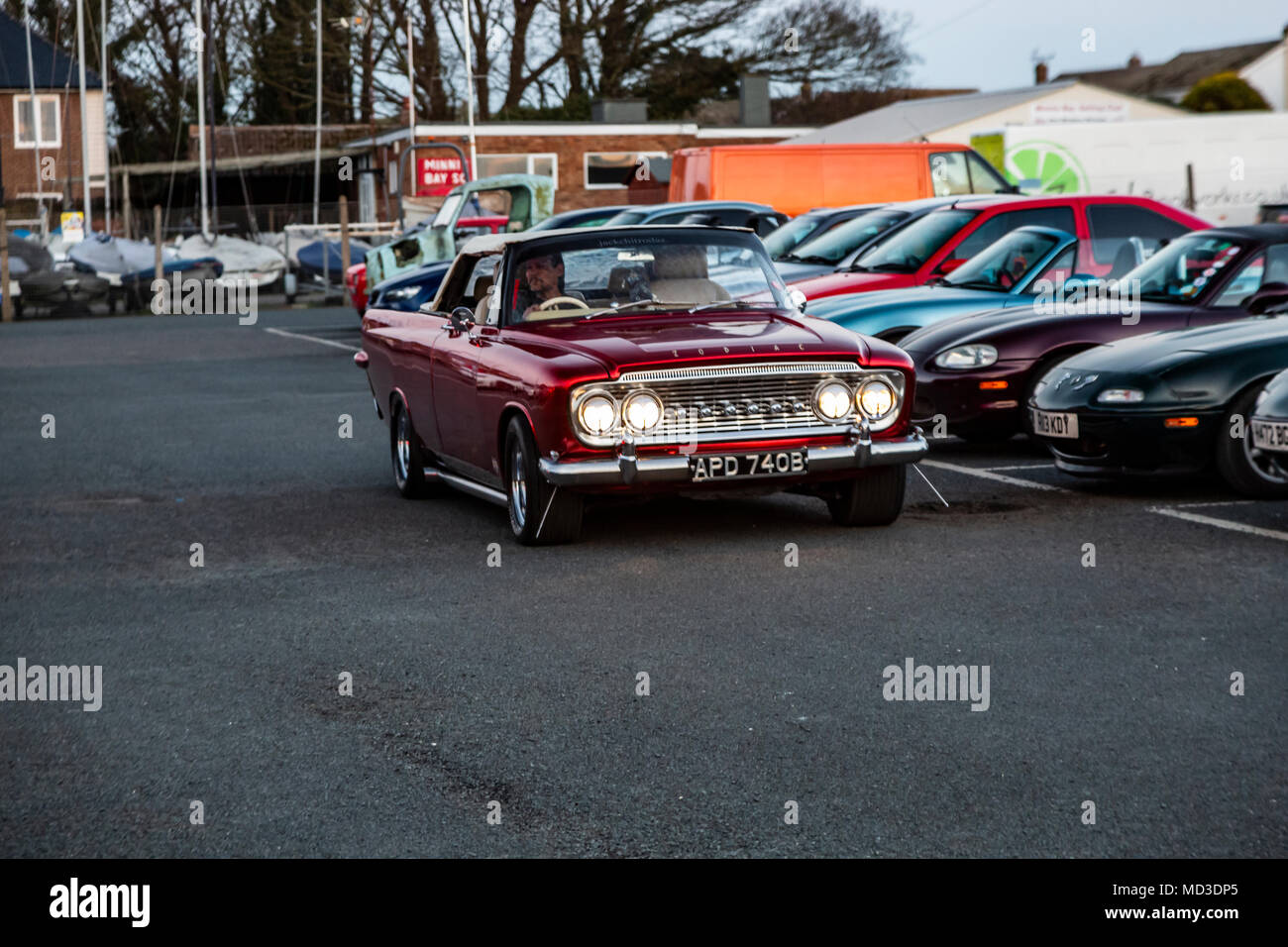 Minnis Bay, Birchington, Kent, Großbritannien. 17 Apr, 2018. Classic Car und Bike Rally in Minnis Bay, Birchington Kent am 17. April 2018. Hunderte von Menschen kamen die vielen klassischen Autos und Fahrräder, die auf der Parade in Minnis Bay zu sehen. Credit: ernie Jordanien/Alamy leben Nachrichten Stockfoto