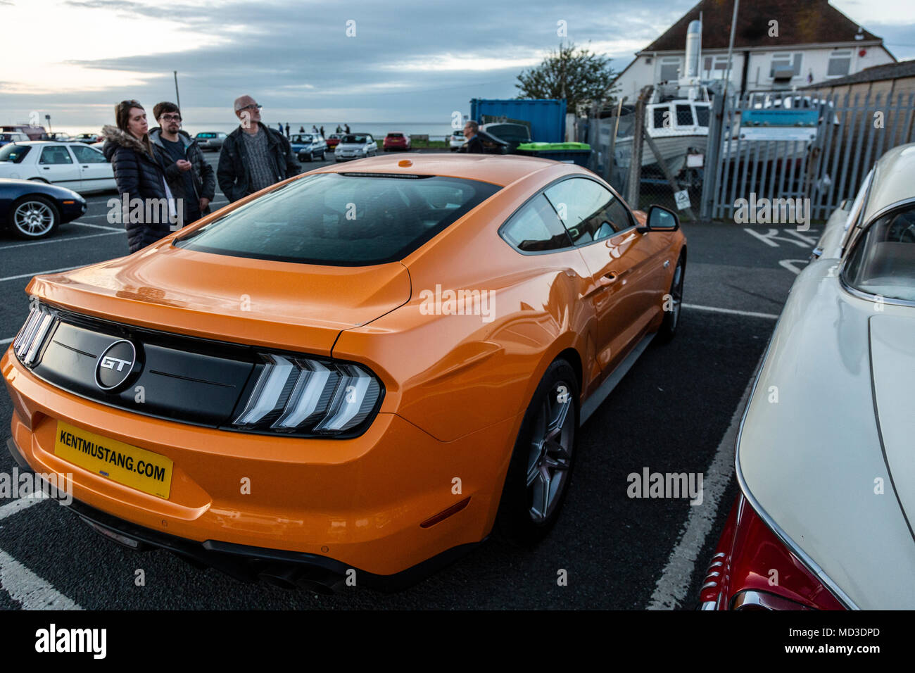 Minnis Bay, Birchington, Kent, Großbritannien. 17 Apr, 2018. Classic Car und Bike Rally in Minnis Bay, Birchington Kent am 17. April 2018. Hunderte von Menschen kamen die vielen klassischen Autos und Fahrräder, die auf der Parade in Minnis Bay zu sehen. Credit: ernie Jordanien/Alamy leben Nachrichten Stockfoto