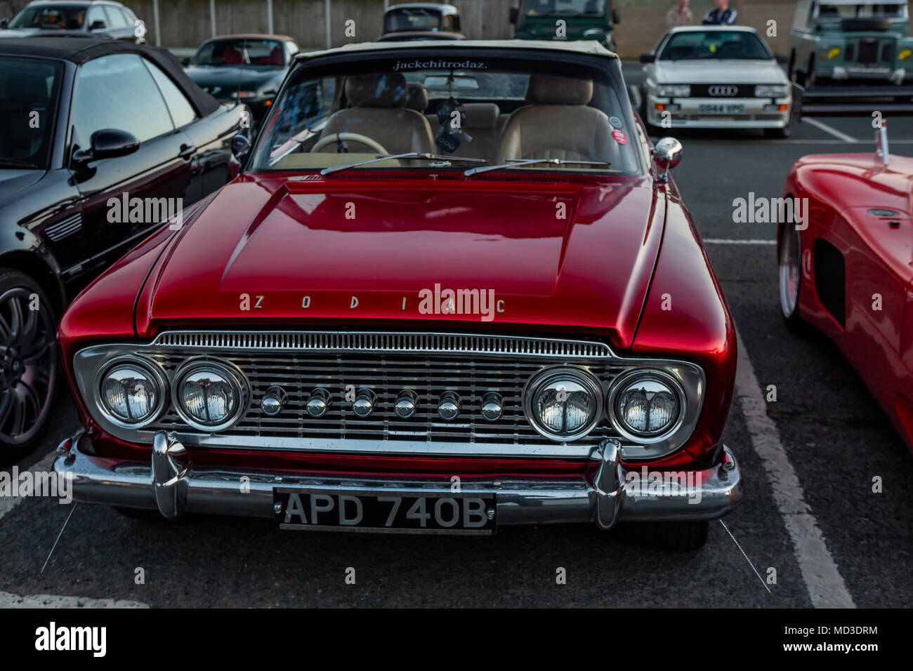 Minnis Bay, Birchington, Kent, Großbritannien. 17 Apr, 2018. Classic Car und Bike Rally in Minnis Bay, Birchington Kent am 17. April 2018. Hunderte von Menschen kamen die vielen klassischen Autos und Fahrräder, die auf der Parade in Minnis Bay zu sehen. Credit: ernie Jordanien/Alamy leben Nachrichten Stockfoto