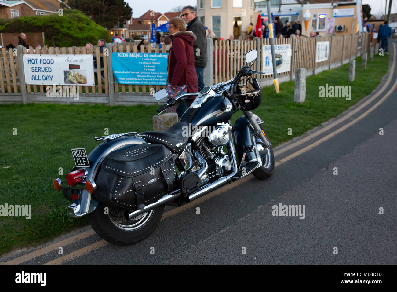 Minnis Bay, Birchington, Kent, Großbritannien. 17 Apr, 2018. Classic Car und Bike Rally in Minnis Bay, Birchington Kent am 17. April 2018. Hunderte von Menschen kamen die vielen klassischen Autos und Fahrräder, die auf der Parade in Minnis Bay zu sehen. Credit: ernie Jordanien/Alamy leben Nachrichten Stockfoto