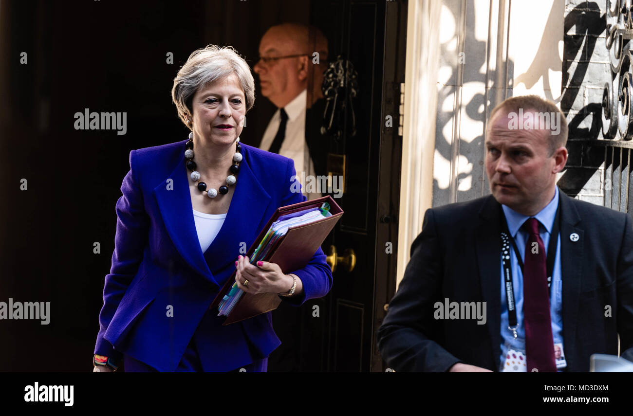 London, Großbritannien. 18. April 2018, den Ministerpräsidenten, Theresa May, Blätter Dowing Straße für die Ministerpräsidenten der Fragestunde. Credit: Ian Davidson/Alamy leben Nachrichten Stockfoto