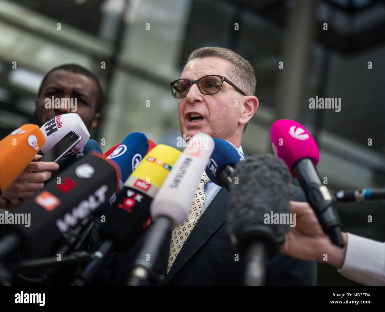 18 April 2018, Frankfurt am Main, Deutschland: Erster Staatsanwalt Alexander Badle, drücken Sie Sprecher der Generalstaatsanwaltschaft Frankfurt am Main, spricht über Hausdurchsuchungen und Verhaftungen durch die deutsche Polizei gegen die organisierte Kriminalität in der red-Light District. Hunderte von Frauen und Transsexuelle sind Opfer von Menschenhandel, um als Prostituierte zu arbeiten. Zwei Verdächtige wurden identifiziert. Foto: Frank Rumpenhorst/dpa Stockfoto