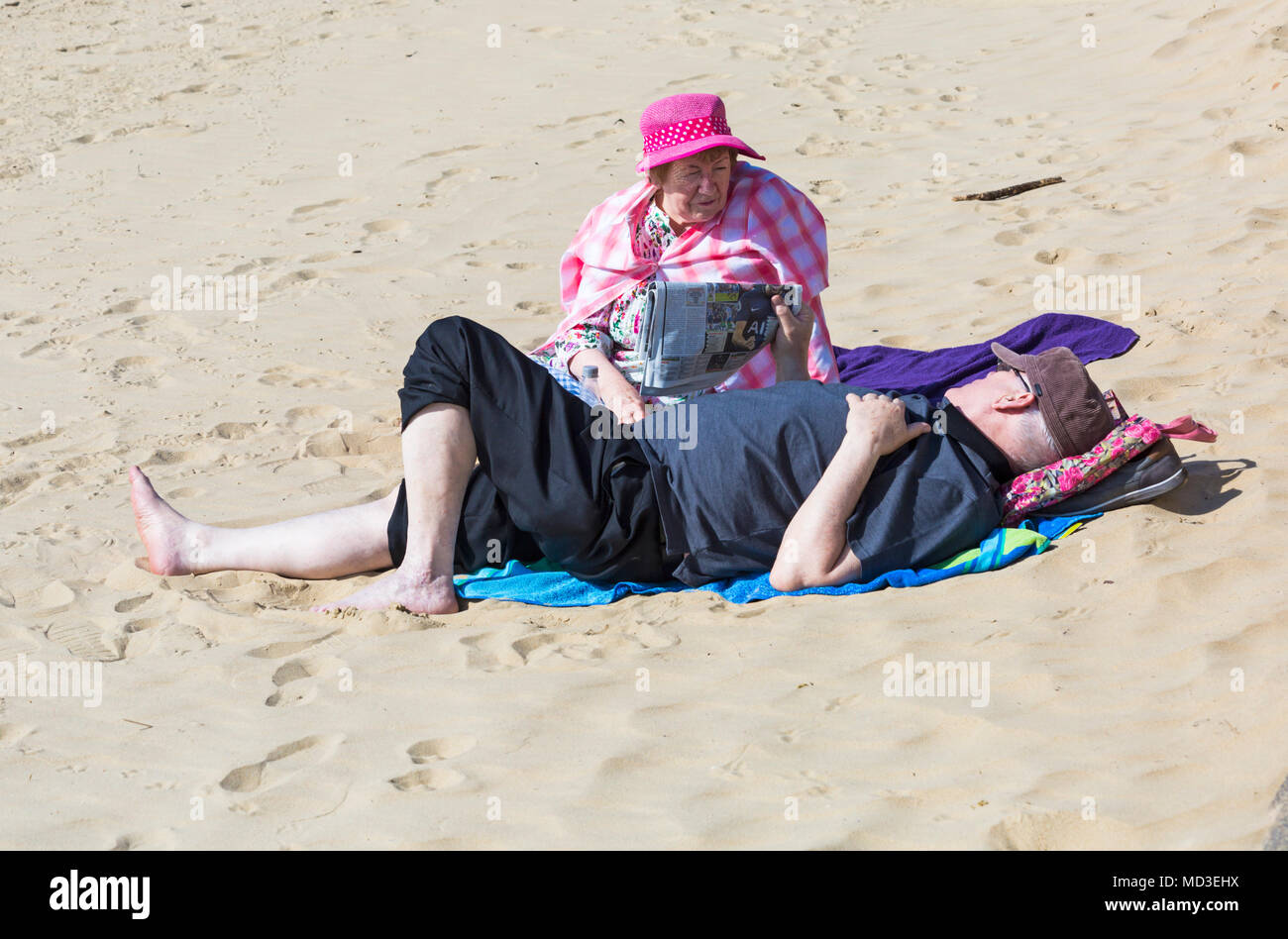 Bournemouth, Dorset, Großbritannien. 18. April 2018. UK Wetter: schön warmen sonnigen Tag in Bournemouth Stränden mit klarem blauen Himmel und Sonnenschein, ungebrochen als Besucher der seaside Leiter der wärmste Tag des Jahres so weit zu genießen. Senior paar Sonnenbaden. Mini Hitzewelle. Credit: Carolyn Jenkins/Alamy leben Nachrichten Stockfoto