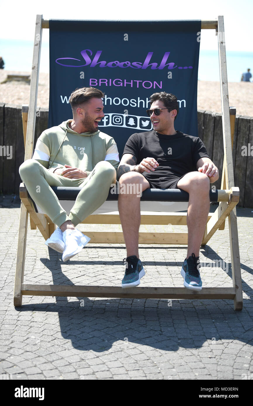 Brighton, Großbritannien - 18 April 2018 Dekan Ralph und Jordanien Wright finden Sie eine große Liege zum Entspannen, während sie eine Pause von Filmen die Wirklichkeit Fernsehen zeigen die einzige Möglichkeit ist Essex auf Brighton Seafront in der heißen Sonne heute: Simon Dack/Alamy leben Nachrichten Stockfoto