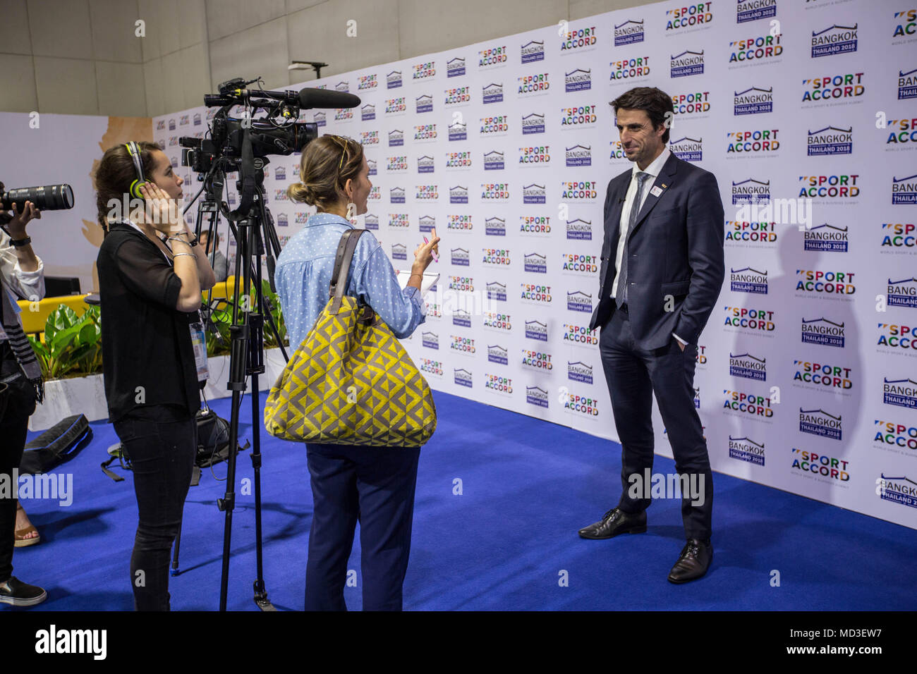 Französische slalom Kanutin derzeit auch die "Paris 2024 Präsident 'Tony Estanguet gesehen mit Einzelheiten zu den Medien Organisation über den Stand der Vorbereitung der 'Paris 2024 Olympische Spiele" im Sport Accord 2018 im Centara Grand & Bangkok Convention Center. Stockfoto