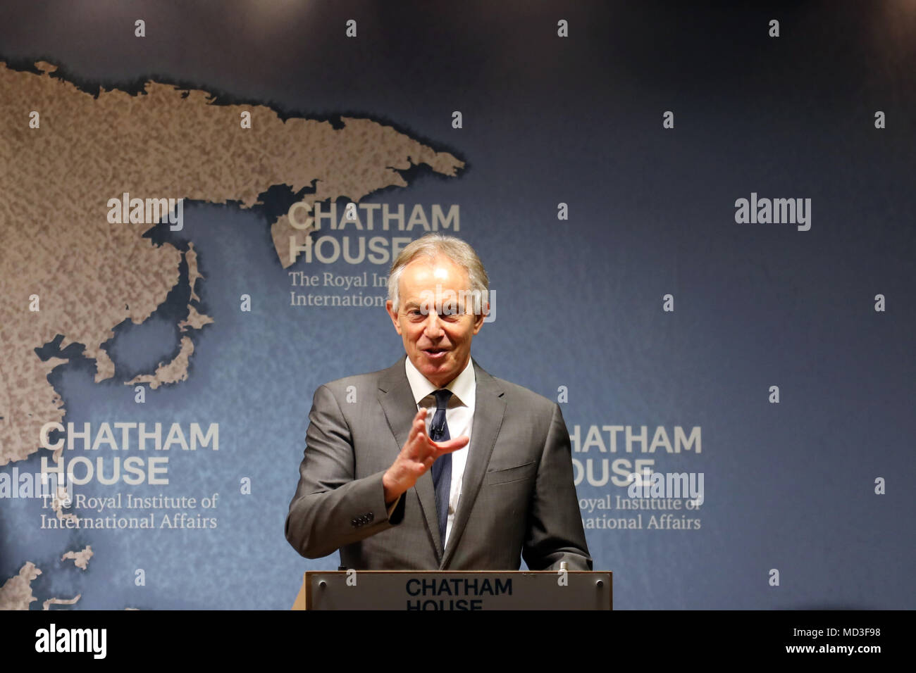 London, Großbritannien. 18. April 2018. Der ehemalige britische Premierminister Tony Blair, in einer Rede vor der Denkfabrik Chatham House in London am 18 April, 2018, wo er eine Diskussion mit Gambischen Präsident Adama Barrow wurde. Quelle: Dominic Dudley/Alamy leben Nachrichten Stockfoto