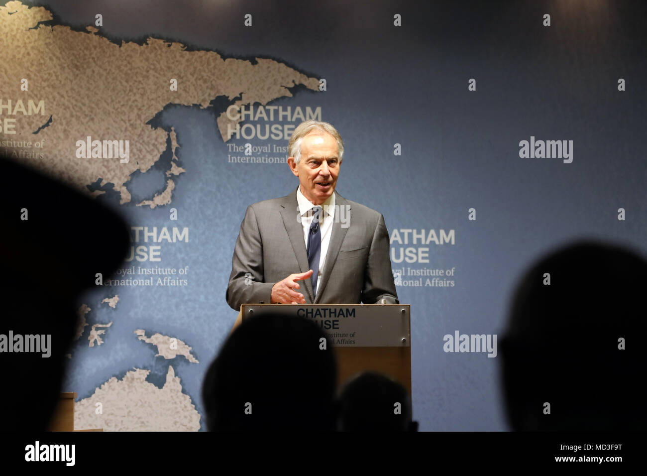 London, Großbritannien. 18. April 2018. Der ehemalige britische Premierminister Tony Blair, in einer Rede vor der Denkfabrik Chatham House in London am 18 April, 2018, wo er eine Diskussion mit Gambischen Präsident Adama Barrow wurde. Quelle: Dominic Dudley/Alamy leben Nachrichten Stockfoto